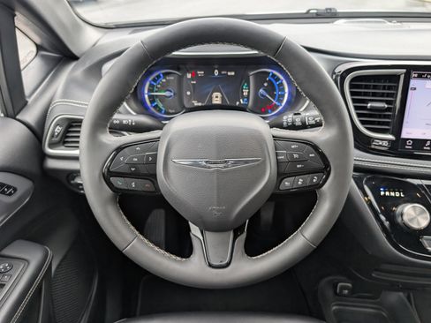 Used 2024 Chrysler Pacifica Select image 17