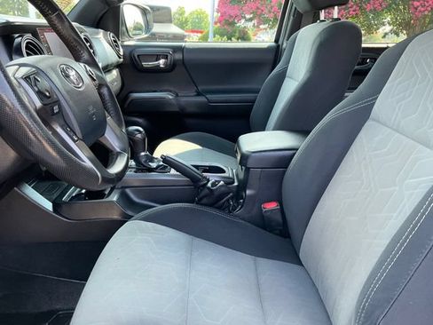Used 2020 Toyota Tacoma TRD Off-Road w/ Technology Package AWD/4WD image 5