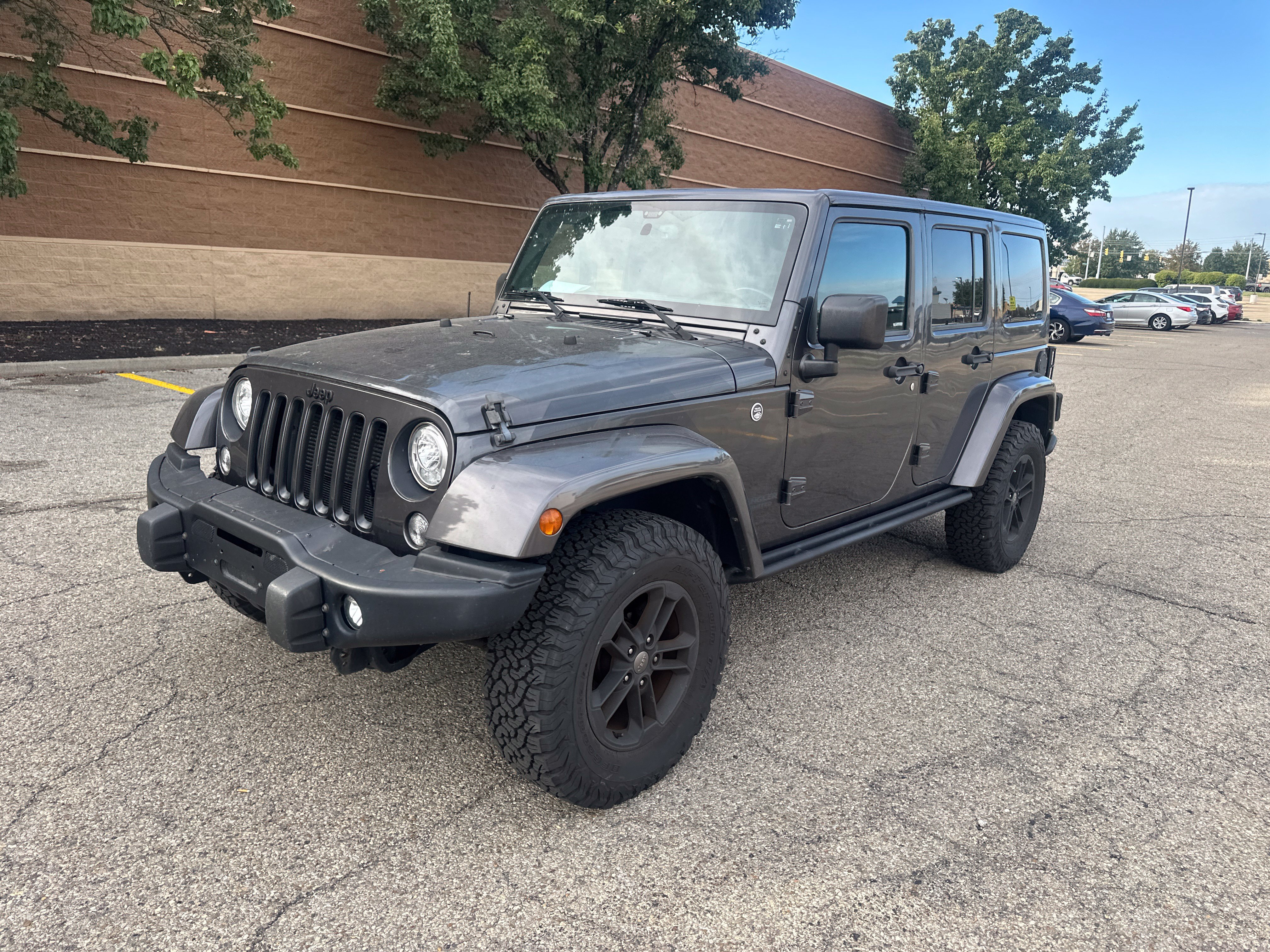 Used 2017 Jeep Wrangler Unlimited Sahara AWD/4WD image 9