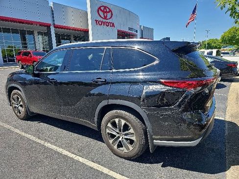 Used 2022 Toyota Highlander XLE AWD/4WD image 4