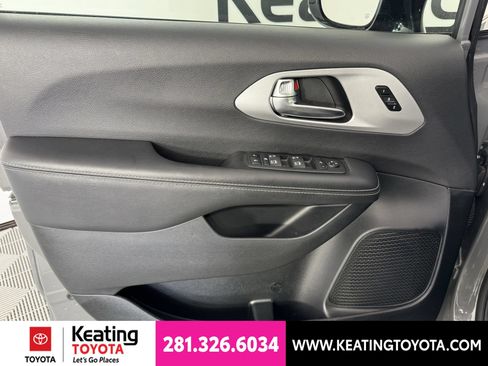 Used 2025 Chrysler Pacifica Limited FWD image 10