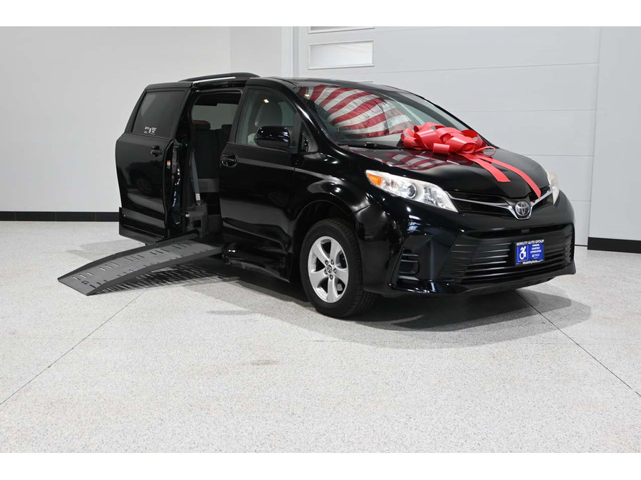 Used 2018 Toyota Sienna LE FWD image 2