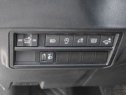 Used 2022 Toyota Tundra SR5 w/ SR5 Convenience Package AWD/4WD image 24