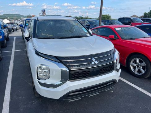 Used 2022 Mitsubishi Outlander ES AWD/4WD image 2