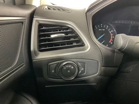 Used 2018 Ford Edge SE FWD image 18