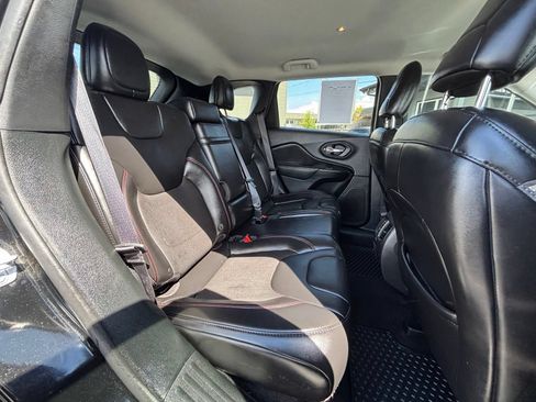 Used 2019 Jeep Cherokee Trailhawk w/ Cold Weather Group AWD/4WD image 22