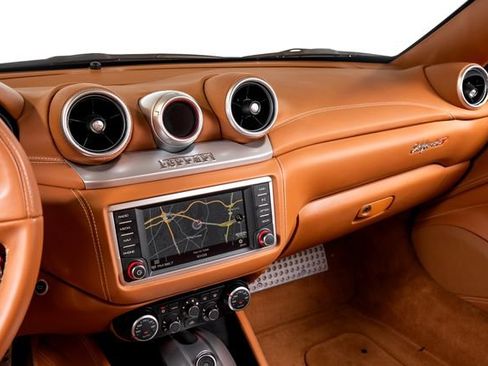 Used 2016 Ferrari California T RWD image 32