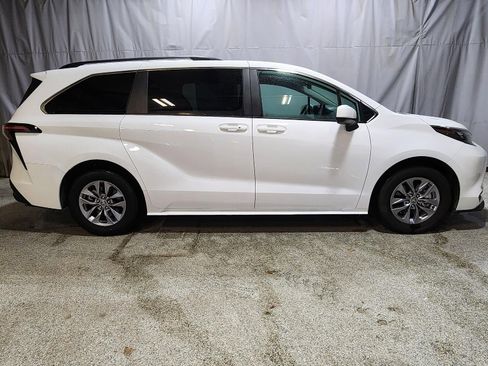 Used 2025 Toyota Sienna LE image 5