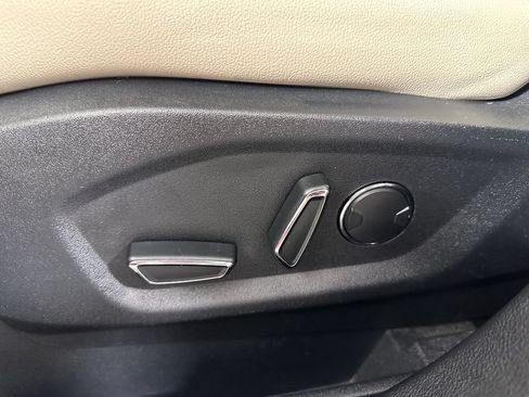 Used 2018 Ford Edge Titanium w/ Technology Package FWD image 17