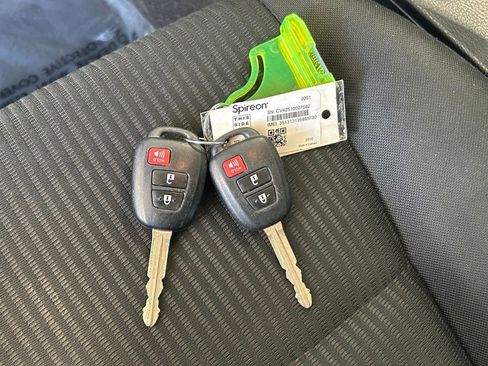 Used 2018 Toyota RAV4 LE FWD image 40