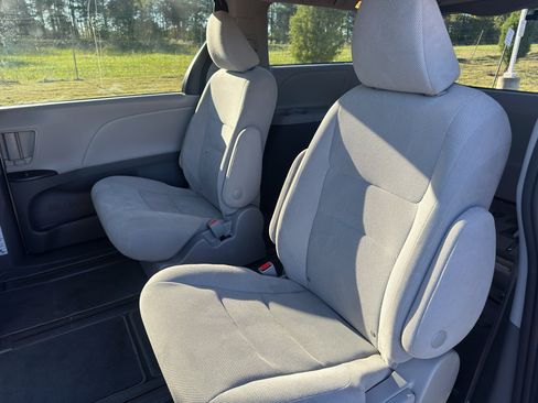 Used 2020 Toyota Sienna L image 12
