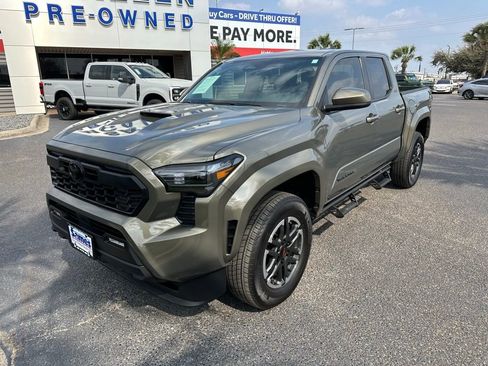 Used 2025 Toyota Tacoma TRD Sport image 2