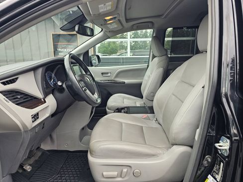 Used 2018 Toyota Sienna XLE AWD/4WD image 24