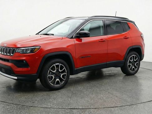 Used 2025 Jeep Compass Trailhawk image 3