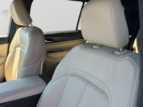 Used 2023 Jeep Grand Cherokee L Limited w/ Luxury Tech Group II image 18