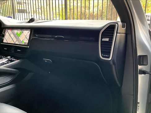 Used 2021 Porsche Cayenne image 19