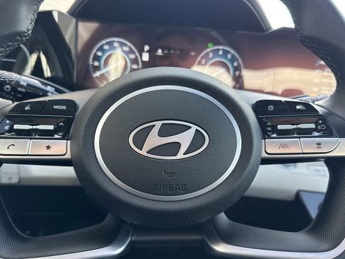 Used 2025 Hyundai Elantra Limited image 19