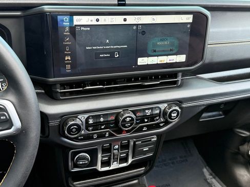 Used 2024 Jeep Wrangler Sahara image 12