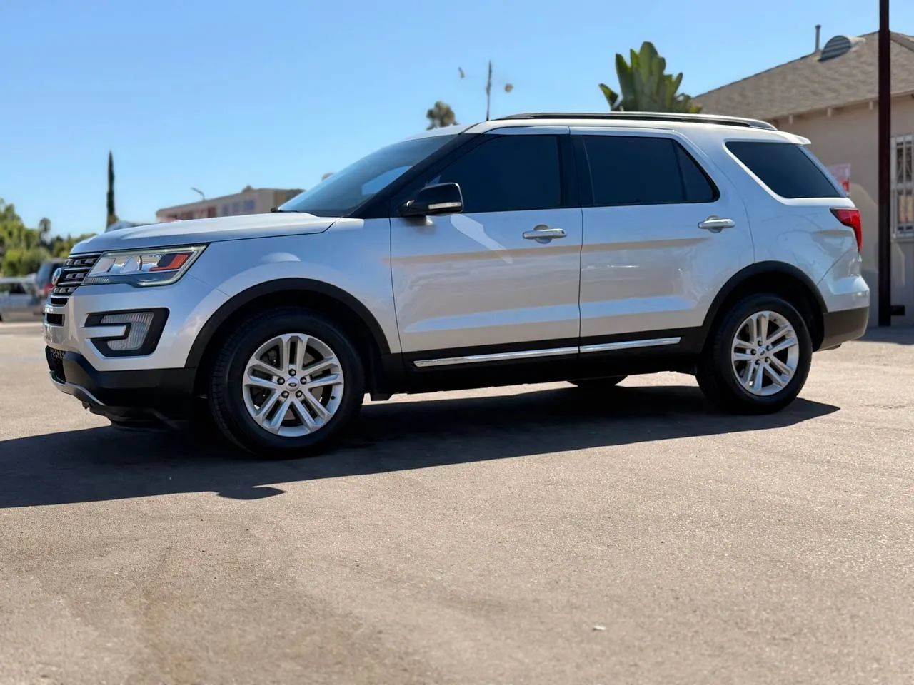 Used 2017 Ford Explorer XLT FWD image 8