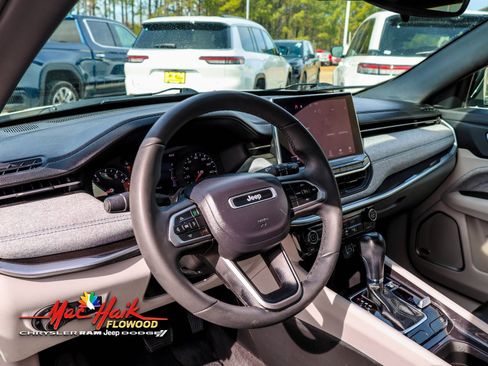 Used 2023 Jeep Compass Latitude w/ Sun and Sound Group image 17