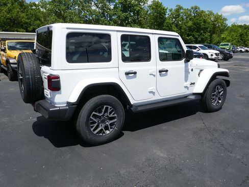 New 2026 Jeep Wrangler Unlimited Sahara AWD/4WD image 3