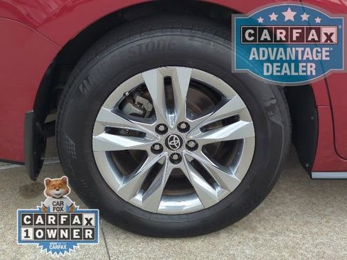 Used 2024 Toyota Sienna Limited image 3