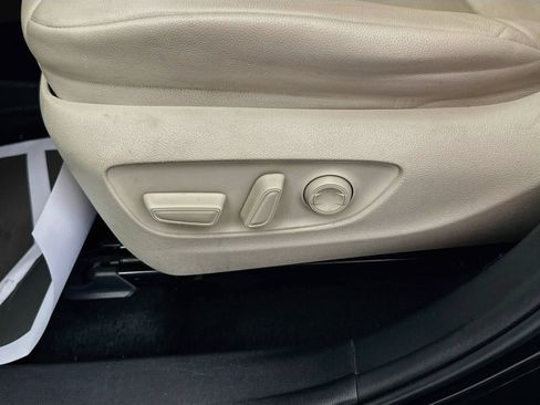 Used 2021 Toyota Highlander XLE FWD image 18