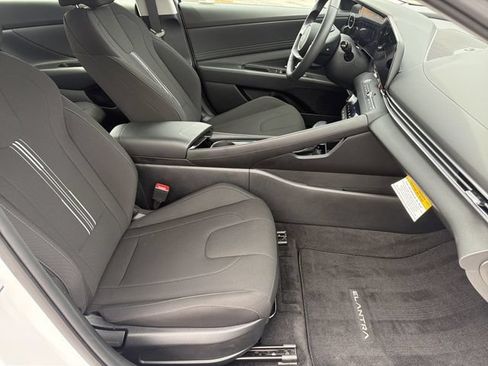Certified 2025 Hyundai Elantra SEL FWD image 13