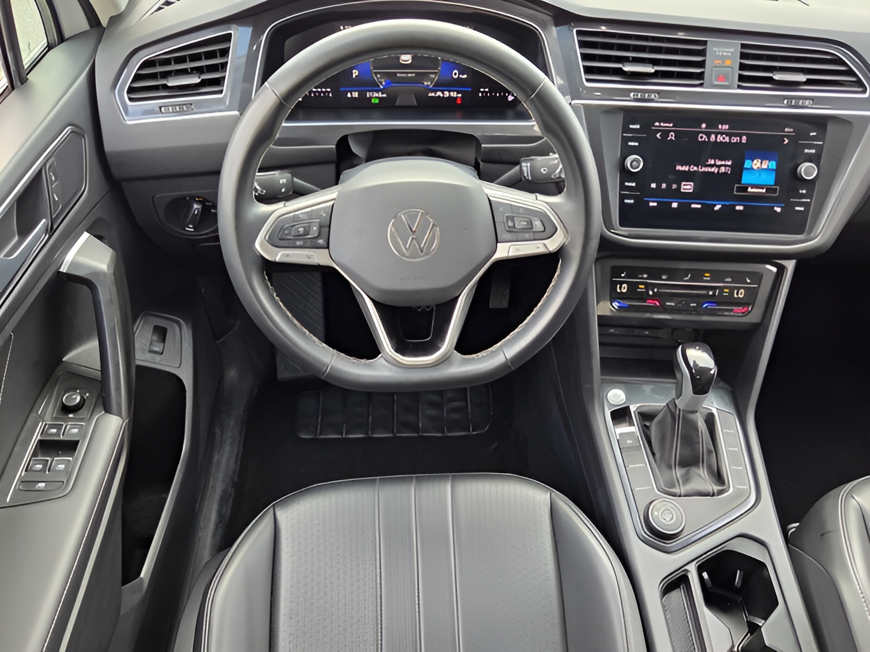 Used 2024 Volkswagen Tiguan SE AWD/4WD image 11