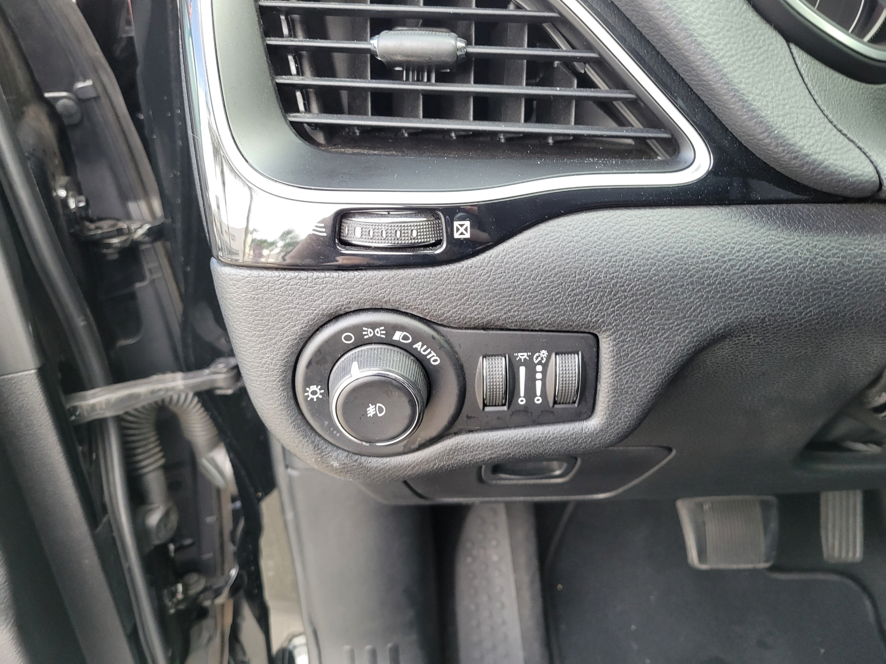 Used 2020 Jeep Cherokee Latitude Plus FWD image 28
