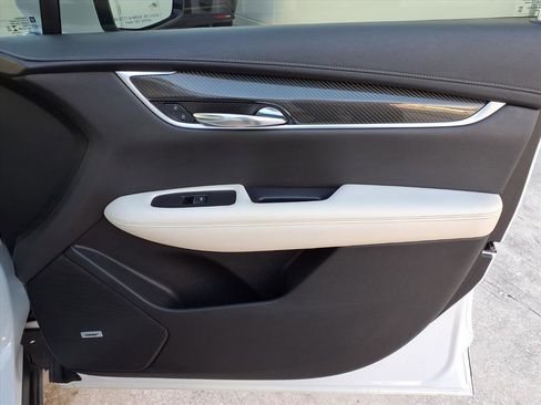 Used 2022 Cadillac XT6 Sport w/ Technology Package image 11