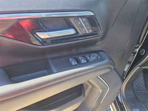 Used 2025 Chevrolet Suburban Z71 image 15