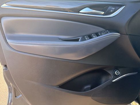 Used 2021 Buick Enclave Essence image 9