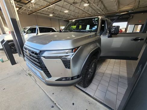 Used 2024 Lexus GX 550 AWD/4WD image 3