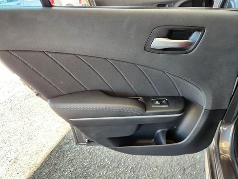 Used 2017 Dodge Charger SXT RWD image 12