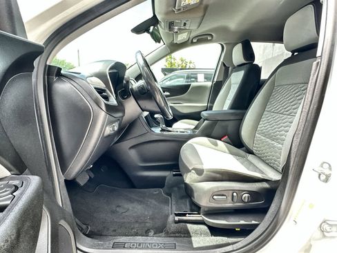 Used 2018 Chevrolet Equinox LT image 2