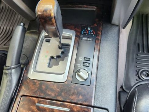 Used 2013 Toyota Land Cruiser image 32