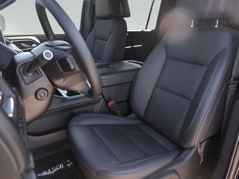 Used 2024 Chevrolet Suburban Z71 w/ Z71 Off-Road Package AWD/4WD image 7