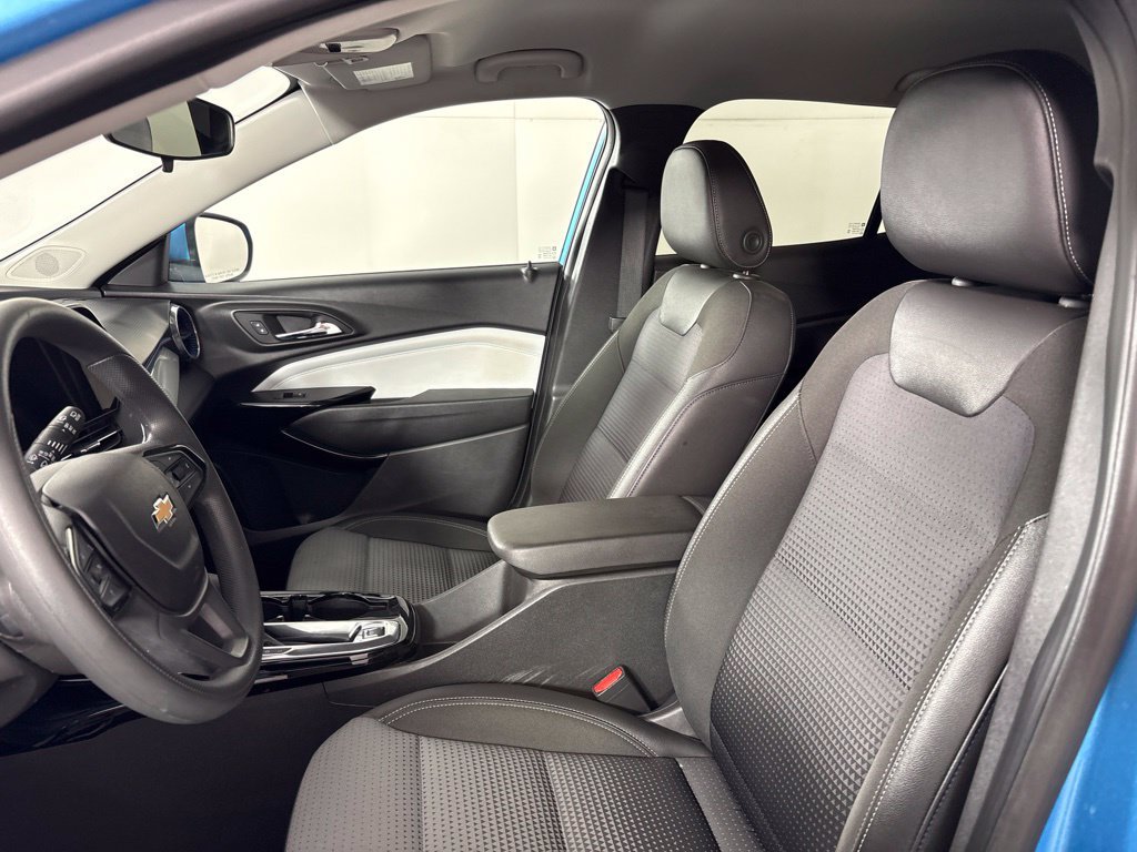 Used 2025 Chevrolet Trax LT FWD image 29