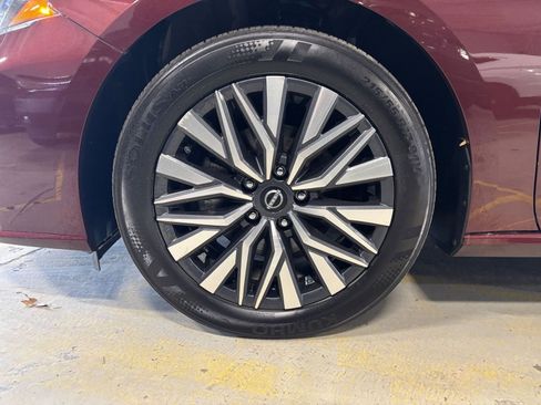 Used 2025 Nissan Altima 2.5 SV FWD image 32