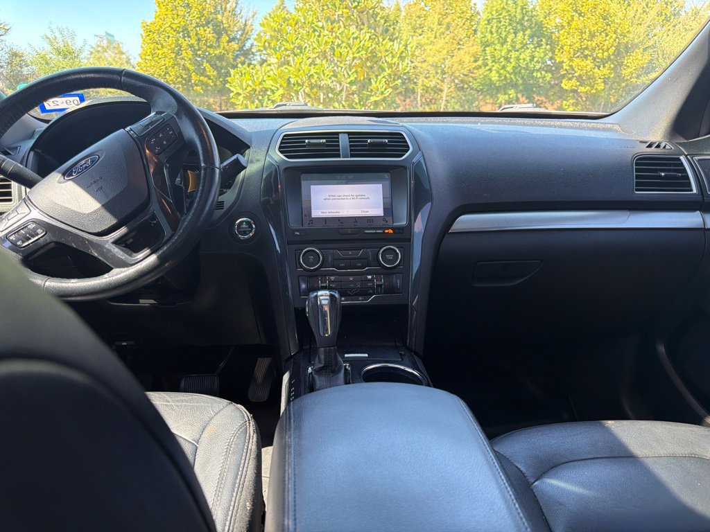 Used 2018 Ford Explorer XLT w/ Equipment Group 202A FWD image 9