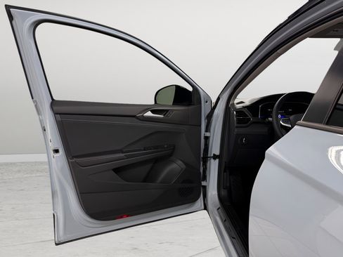 Certified 2025 Volkswagen Taos SE image 19