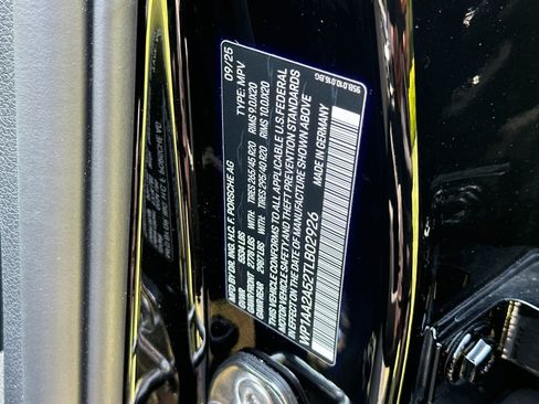 Certified 2026 Porsche Macan AWD/4WD image 33