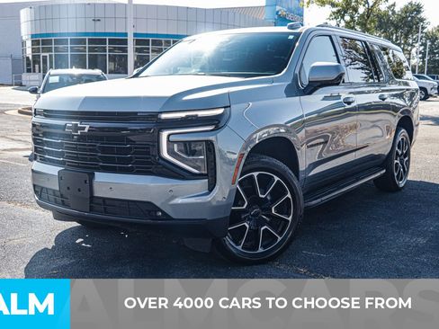Used 2025 Chevrolet Suburban RST image 3