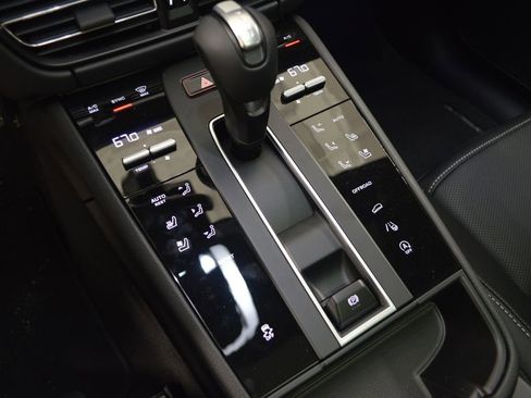 New 2026 Porsche Macan image 30