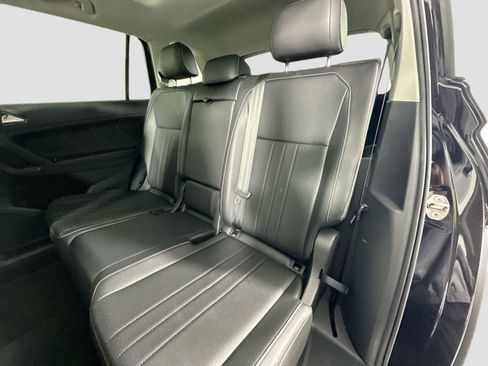 Used 2022 Volkswagen Tiguan SE w/ Panoramic Sunroof Package image 23