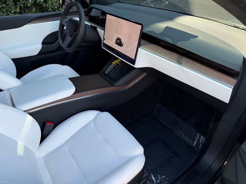 Used 2024 Tesla Model X image 33