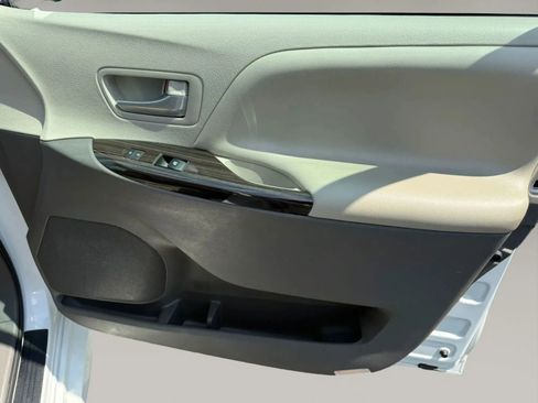 Used 2018 Toyota Sienna XLE w/ XLE Navigation Package AWD/4WD image 43