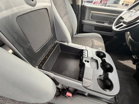 Used 2019 RAM 1500 Classic SLT w/ Black Appearance Group AWD/4WD image 30