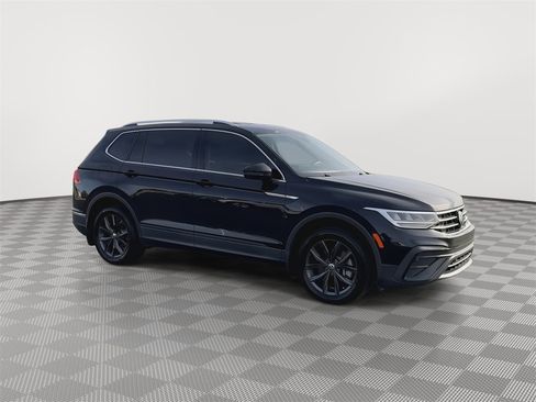 Used 2022 Volkswagen Tiguan SE image 2